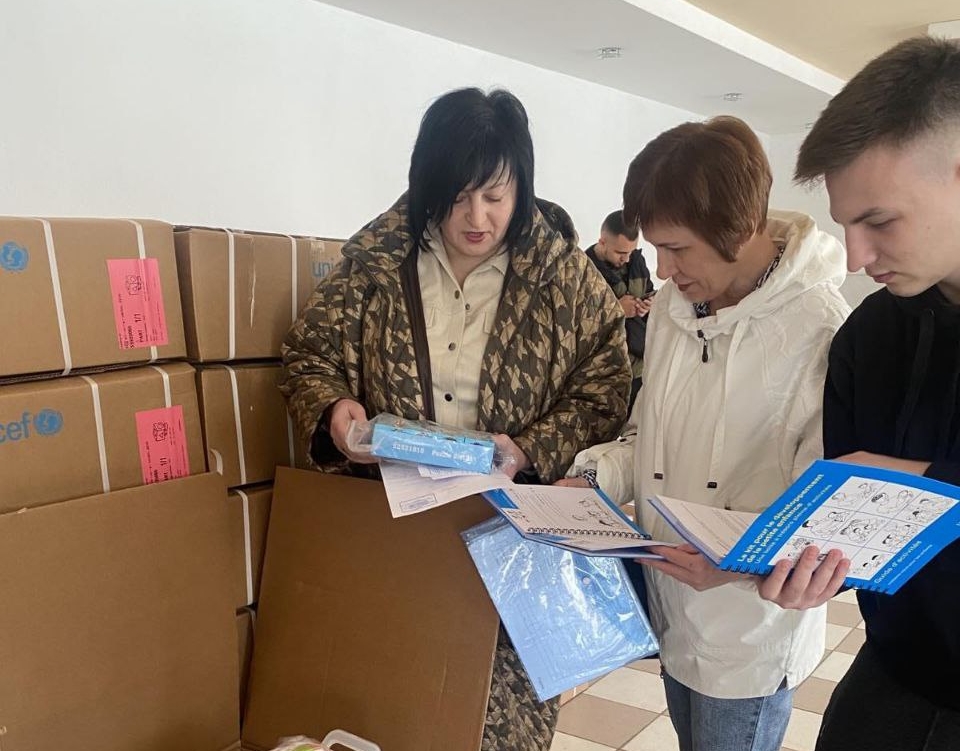 Набір для психолога та дозвілля: школи Рівненщини отримали гуманітарну допомогу від ЮНІСЕФ