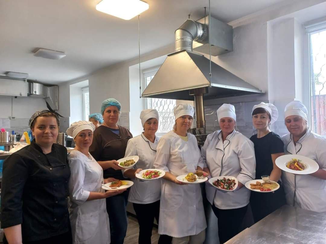 Годувати по-новому: на Рівненщині кухарі шкільних їдалень підвищували майстерність