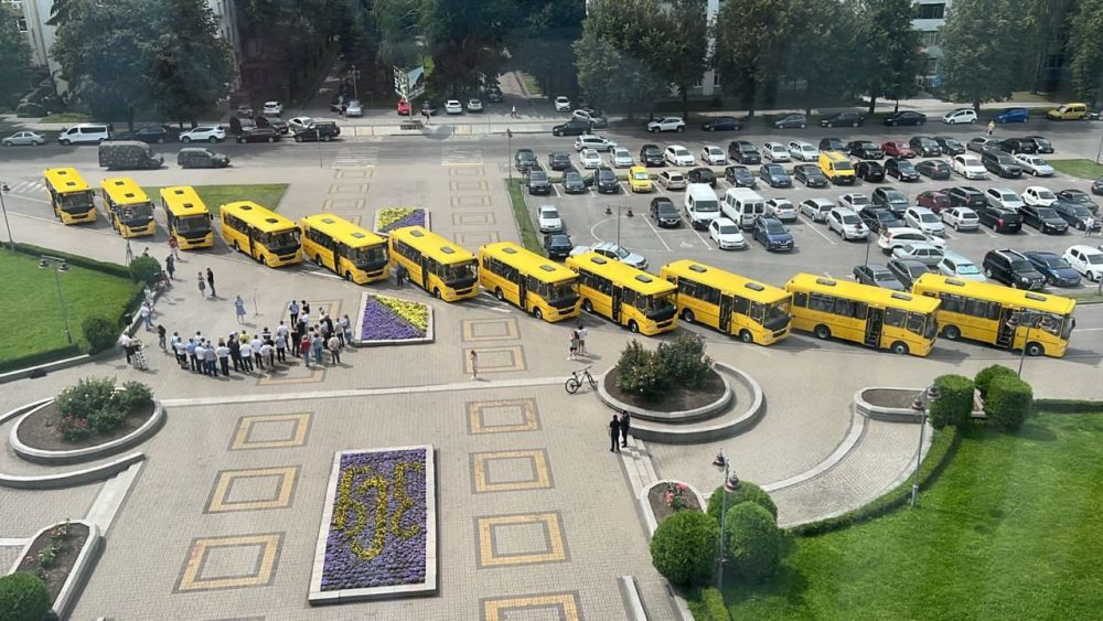 Громади Рівненської області отримали шкільні автобуси