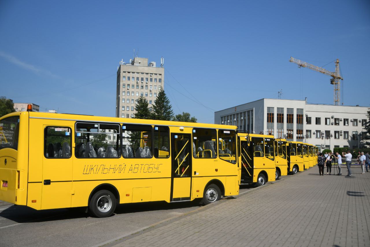 Новенькі шкільні автобуси сьогодні поїхали до ліцеїв та гімназії 9 територіальних громад області