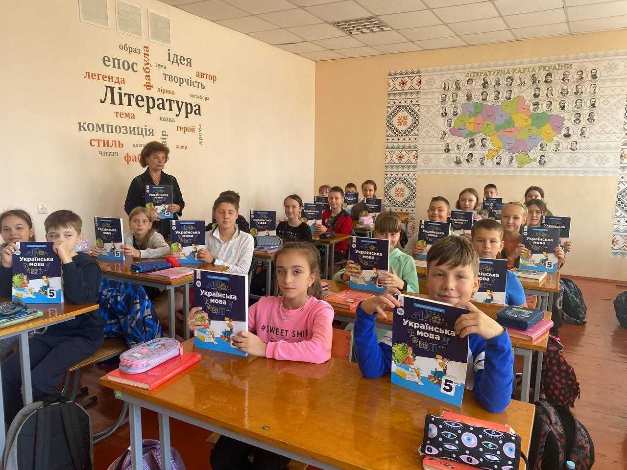 Днями учні п’ятих класів отримали підручники з української мови