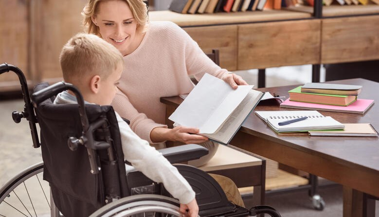 Асистент дитини в закладах освіти: хто це і як отримати супровід