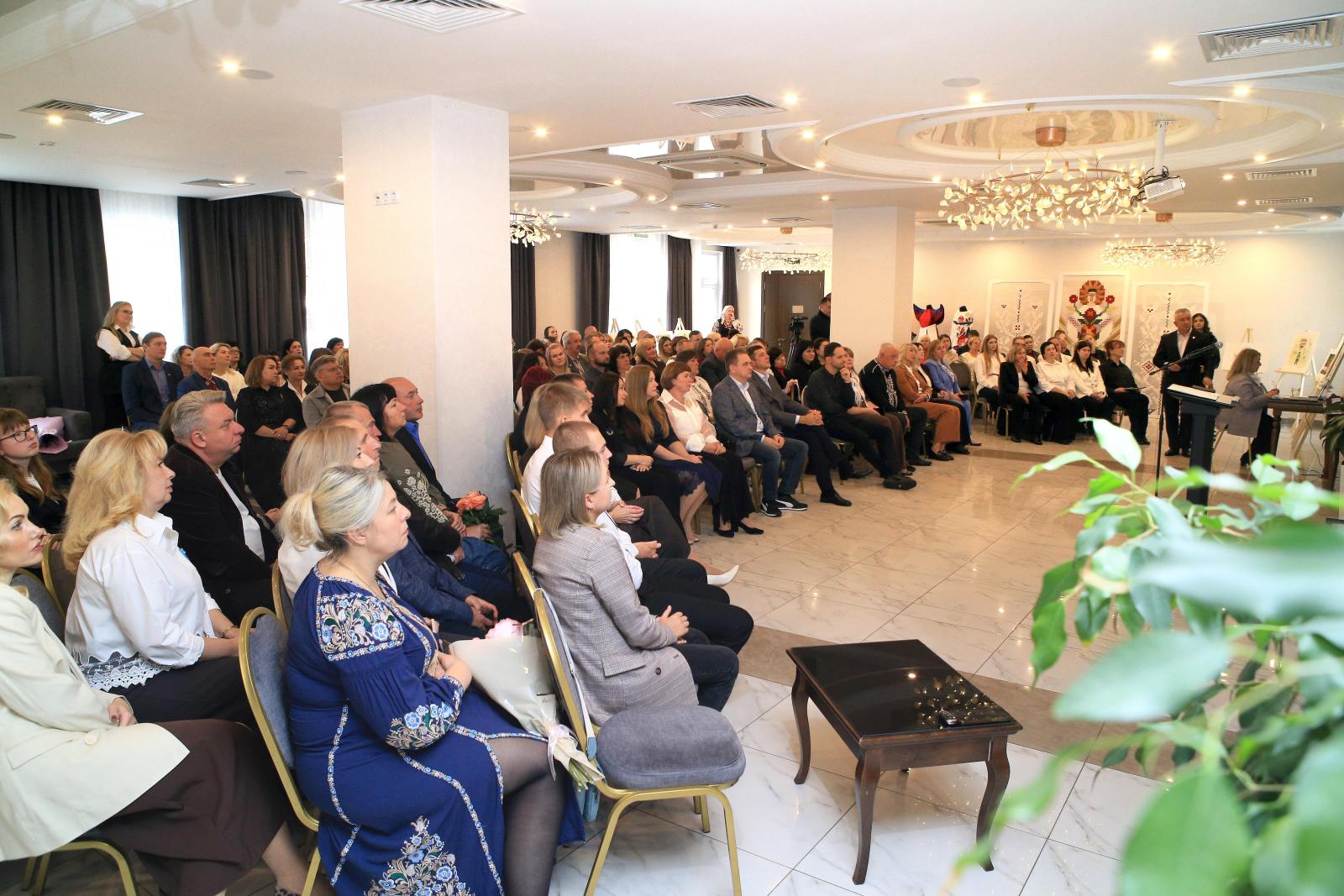 16 педагогів Рівненщини відзначили найвищими обласними відзнаками у сфері освіти.