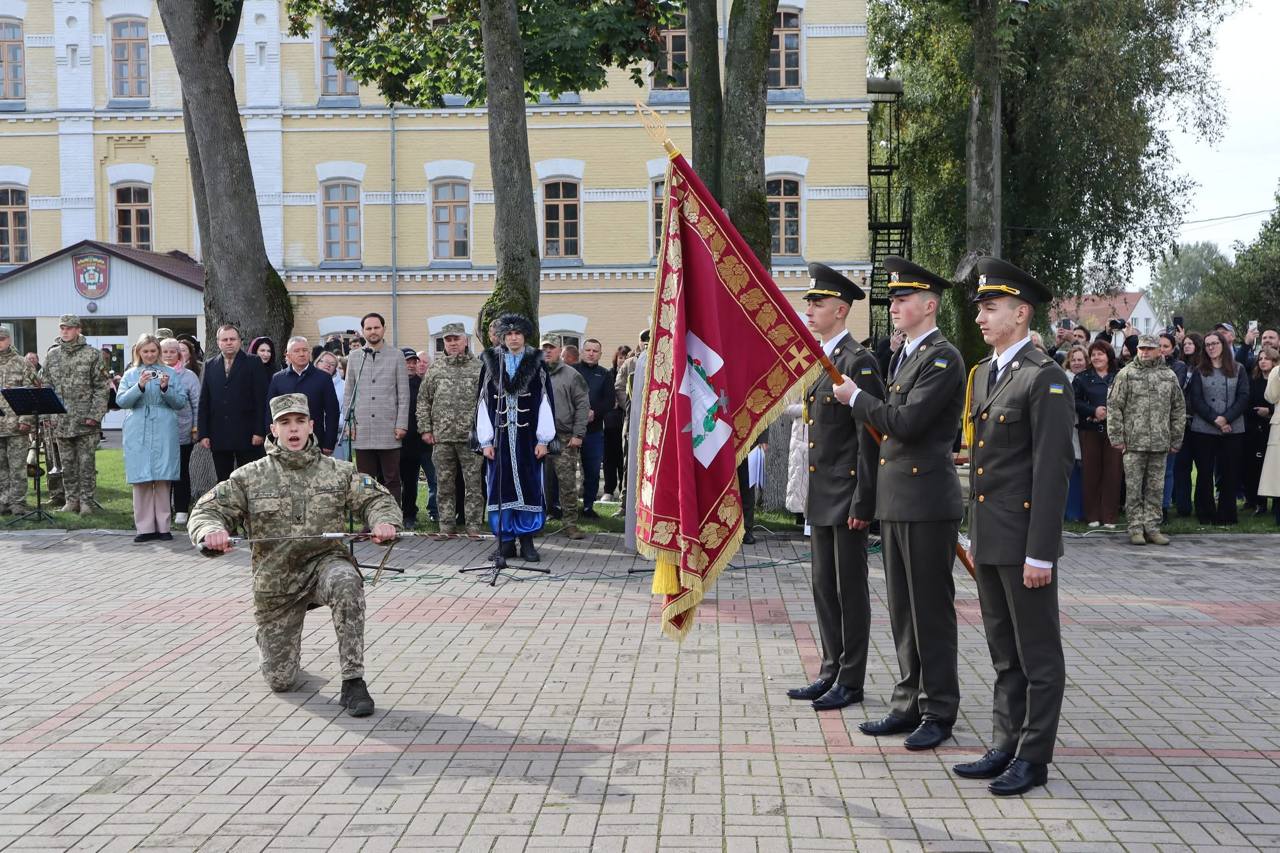 72 нових захисника: в Острозькому обласному ліцеї з посиленою військово-фізичною підготовкою імені Костянтина Острозького відбулася урочиста присяга