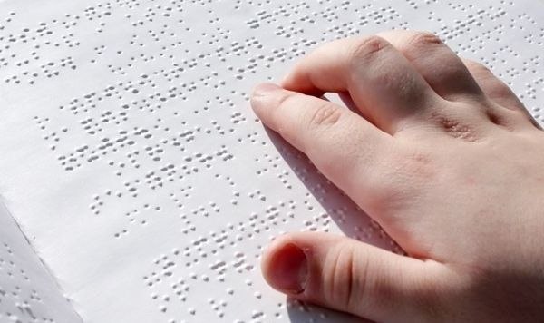 💙 Не «сліпий», а людина з порушенням зору: безбар’єрність у мові та освіті