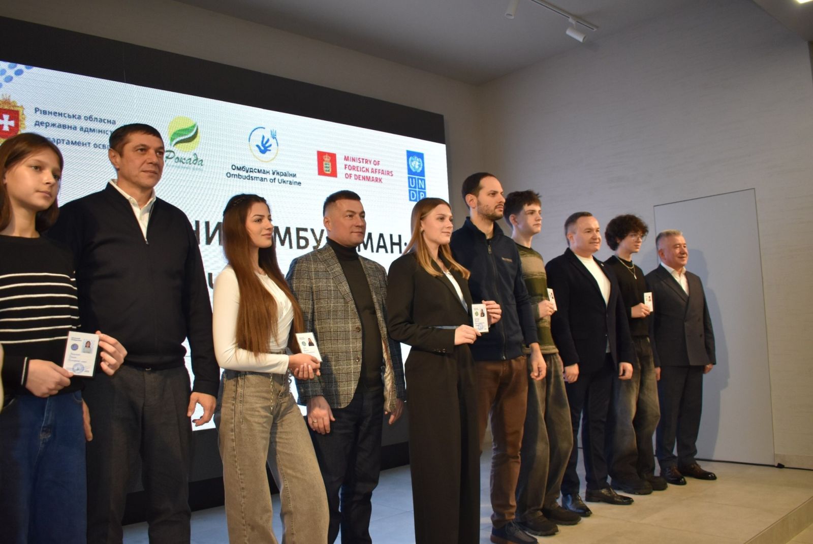 Перші шкільні омбудсмани Рівненщини склали присягу та отримали посвідчення