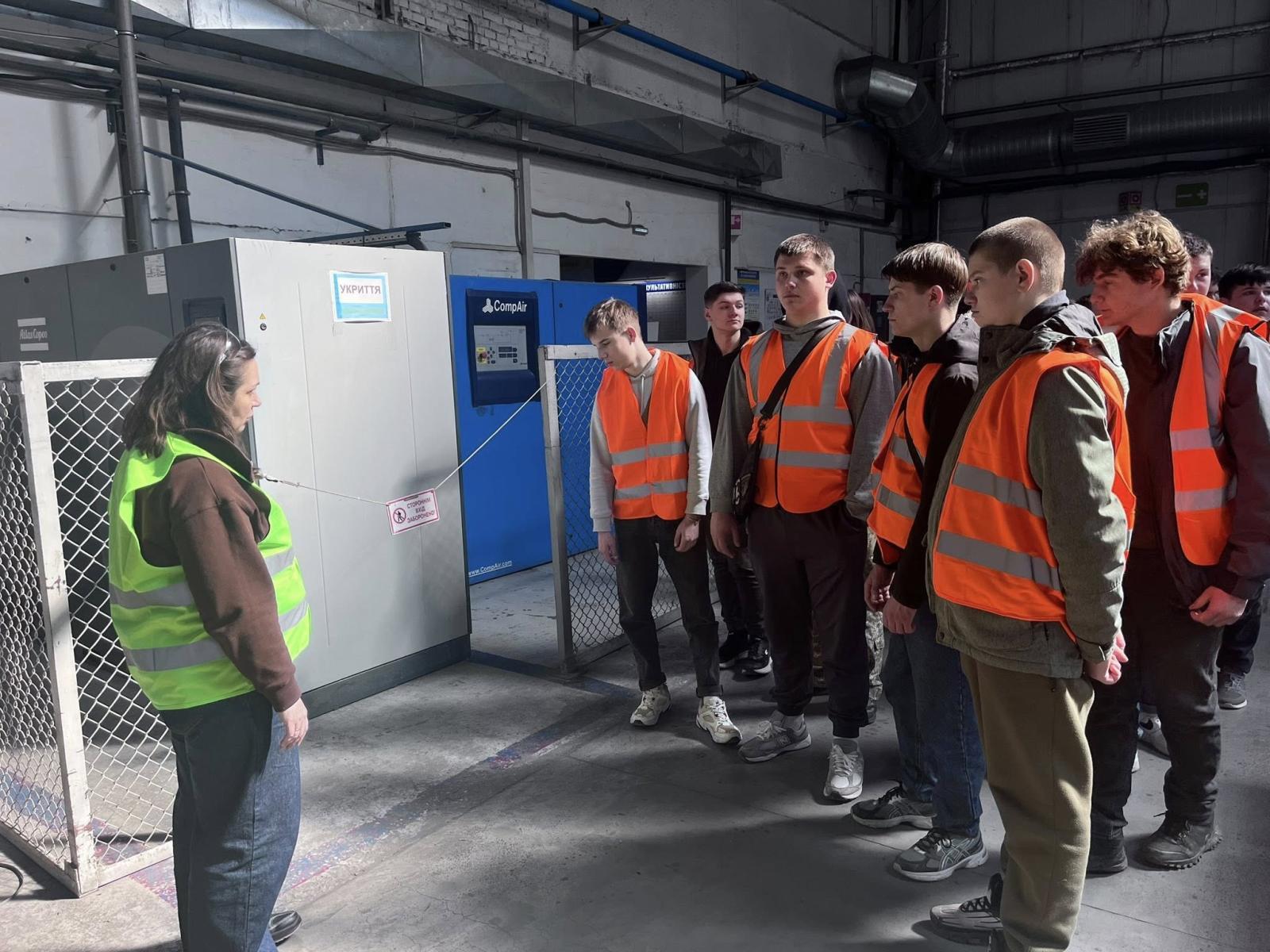 Студенти Квасилівський інженерно-технологічний професійний коледж у межах навчання мали можливіть ознайомитися з роботою сучасного виробництва зсередини