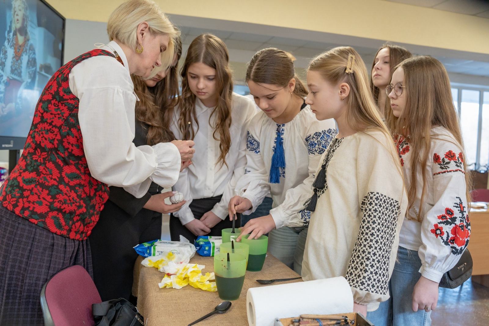 Традиції, що єднають: як освітня родина Рівненщини готується до Великодня 🧁