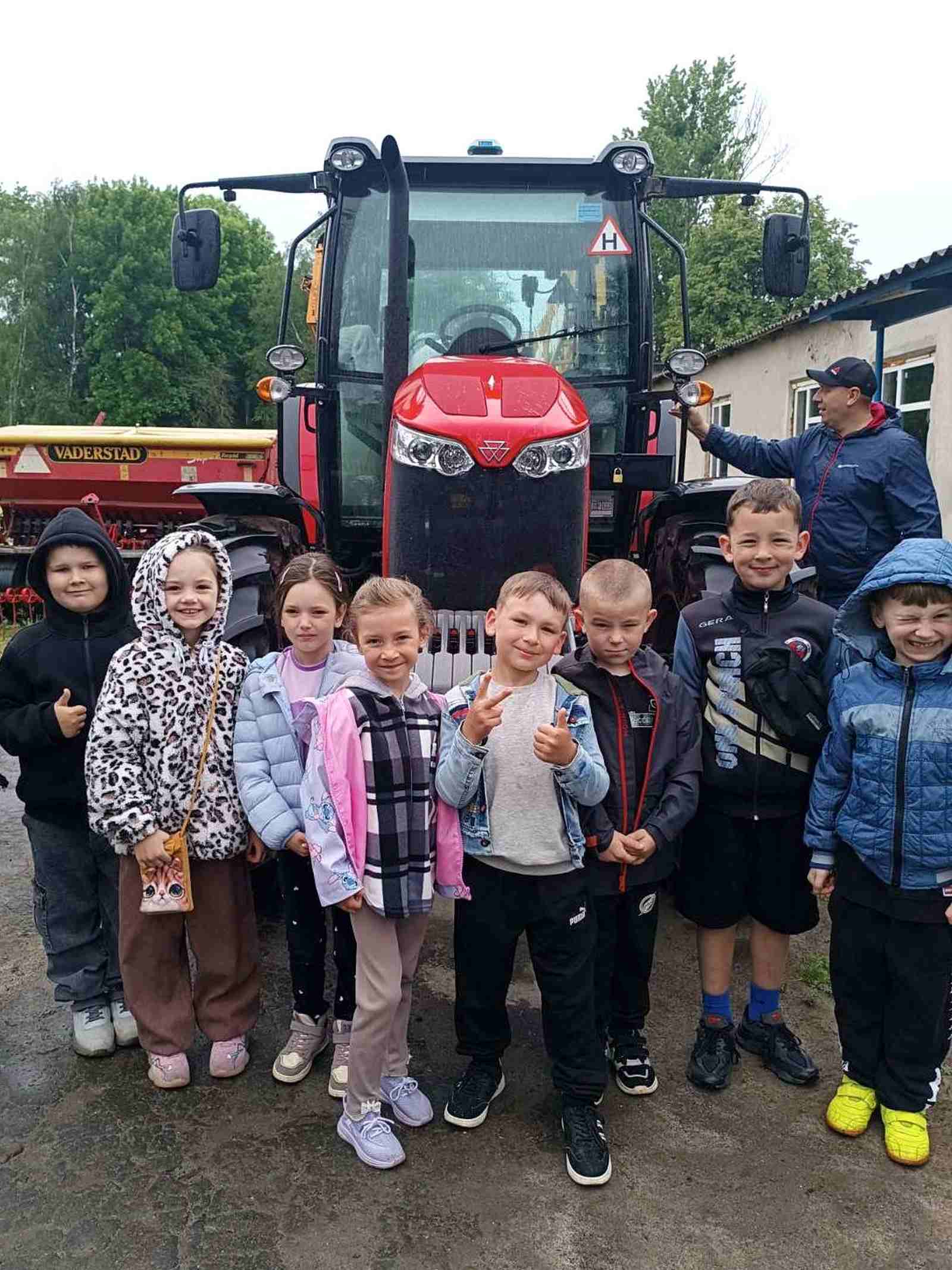 Профорієнтація з першого класу: заклади профтехосвіти Рівненщини знайомлять дітей зі світом професій 🛠️👩‍🍳